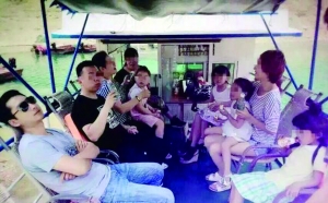 事发前有人发在朋友圈里的船上照片。