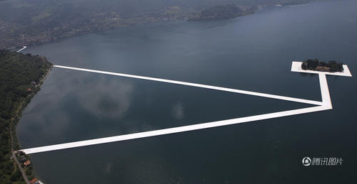 游客可以从码头两端经过3公里长，8米宽的“桥”，登上湖心小岛。