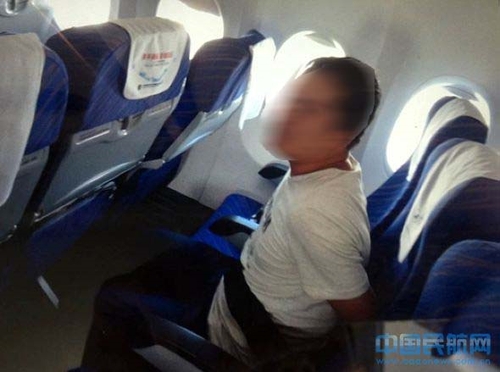 南航航班乘客大闯驾驶舱:我开了天眼 我要上天