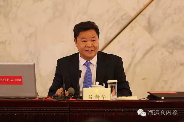 1981年，“三十而立”的吕新华成为常驻联合国代表团随员，开始了在外交生涯中的“秘书岁月”。其中，1988-1998年间，吕新华担任了外交部办公厅及国务院办公厅秘书，这十年他跟随时任外交部长的钱其琛走访了世界上100多个国家。2003年开始，吕新华担任外交部副部长，主管行政、财务、机关服务中心等事务，直到2006年卸任，其后成为外交部驻香港特别行政区特派员。