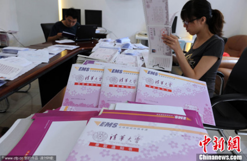 资料图。清华大学发放录取通知书。范继文 摄 图片来源：CFP视觉中国