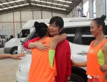 媒体:毛泽东堂侄女毛小青如何做成“毛家首商”