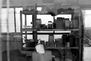 网传的图片车内放置货架，已然变身厨房。