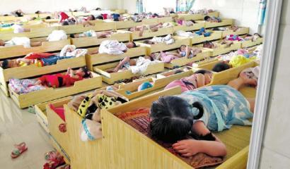 休息室午休的孩子们