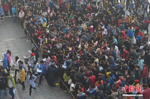 资料图。考生们陆续进入考场。武俊杰 摄