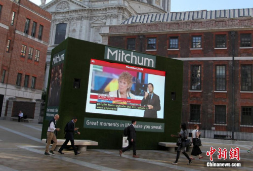 6月24日，英国脱离欧盟导致伦敦股市剧烈震荡，英国富时100指数当天开盘一度下跌超过8%。图为伦敦证券交易所门前广场上的大屏幕实时播报英国脱欧的最新动态。<a target='_blank' href='http://www.chinanews.com/'>中新社</a>记者 周兆军 摄