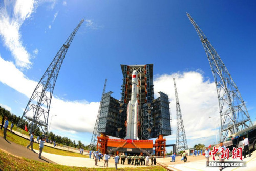 6月22日，承载着长征七号运载火箭与搭载载荷组合体的活动发射平台，从海南文昌航天发射场的垂直总装测试厂房驶出，平稳行驶约3小时后，安全转运至发射塔架。图为长征七号火箭到达发射阵地。<a target='_blank' href='http://www.chinanews.com/'>中新社</a>发 孙浩 摄