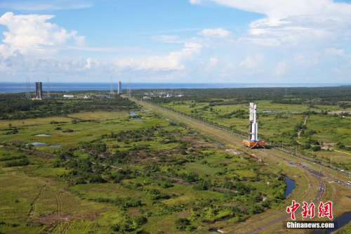 6月22日，承载着长征七号运载火箭与搭载载荷组合体的活动发射平台，从海南文昌航天发射场的垂直总装测试厂房驶出，平稳行驶约3小时后，安全转运至发射塔架。图为火箭垂直转运。<a target='_blank' href='http://www.chinanews.com/'>中新社</a>发 杨志远 摄