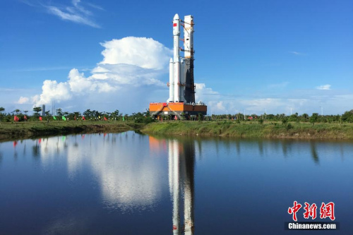 6月22日，承载着长征七号运载火箭与搭载载荷组合体的活动发射平台，从海南文昌航天发射场的垂直总装测试厂房驶出，平稳行驶约3小时后，安全转运至发射塔架。图为火箭垂直转运。<a target='_blank' href='http://www.chinanews.com/'>中新社</a>发 杨志远 摄