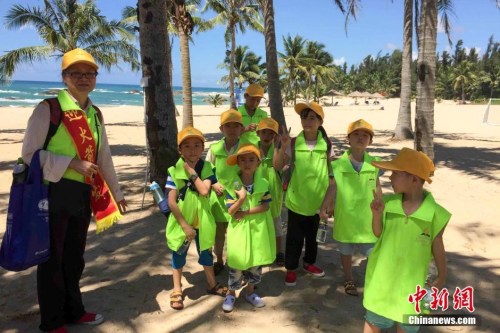 6月24日，游客到海南省文昌市龙楼镇一处酒店沙滩，为观看长征七号运载火箭“首飞”踩点，此处可远望文昌火箭发射场。<a target='_blank' href='http://www.chinanews.com/'>中新社</a>记者 黄艺 摄