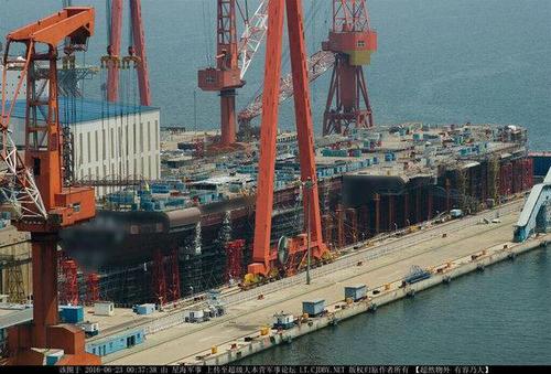 首艘国产航母飞行甲板接近完工 轮廓已现