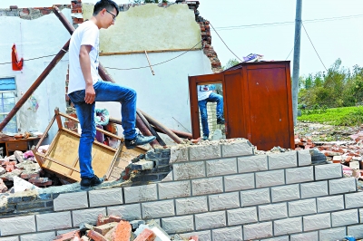 盐城龙卷风亲历者:千百片碎玻璃如