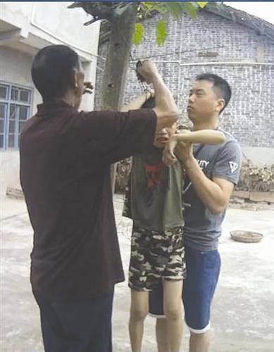 民警将小旭抱起，罗某解开绳子