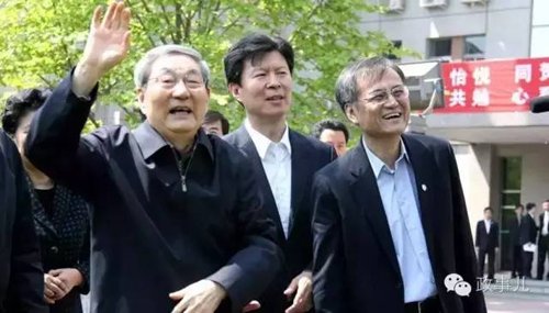 据媒体报道，在这次交流中，朱镕基还重点谈论了房地产问题。