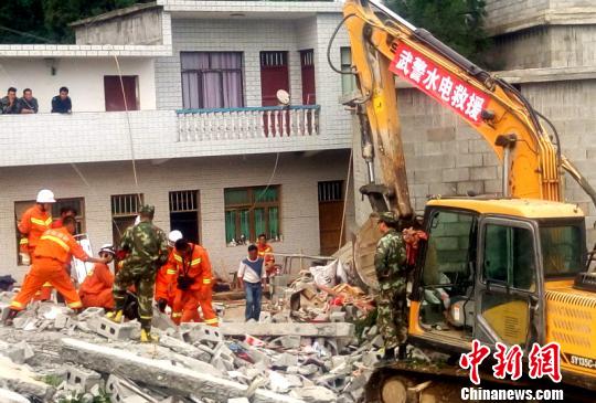 图为救援人员全力搜救被埋人员?！⊥跷?摄