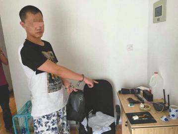 抢道引发争执 成都一男子掏出玩具枪威胁的哥