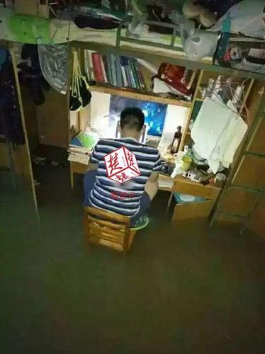 学霸大水中蹲椅子学习 椅面全淹后上桌学习