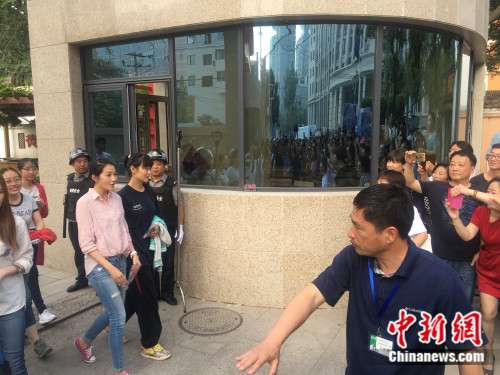 “学霸”关晓彤走出高考考场 娄晓摄 点击进入下一页