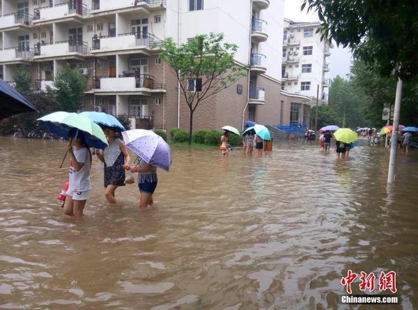 河南暴雨致京广线中断 近20趟列车停运(图)
