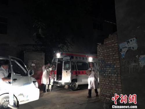 图为一台挖掘设备正在对事发现场进行清理 胡贵龙 摄