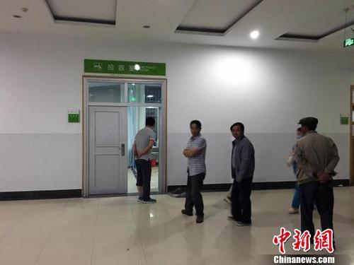 图为一台挖掘设备正在对事发现场进行清理 胡贵龙 摄