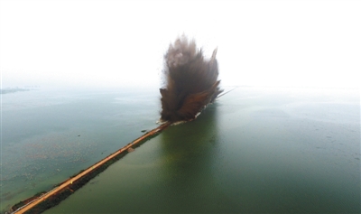 昨日7时，伴随着一声声爆破轰鸣，梁子湖与牛山湖隔堤正式实施爆破作业，这标志着湖北梁子湖流域的牛山湖正式破垸分洪。专家认为，此举还有利于梁子湖减少养殖污染，增强湖泊自净功能，实现生态修复。