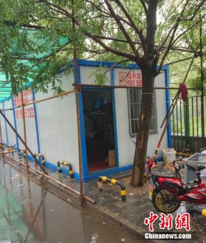 图为工地附近的“柜子”。吕春荣 摄