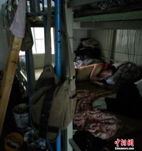 图为生活里“柜子”里的工人。吕春荣 摄