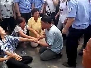 媒体：官员下跪都为啥？跪领导跪纪委跪大师…