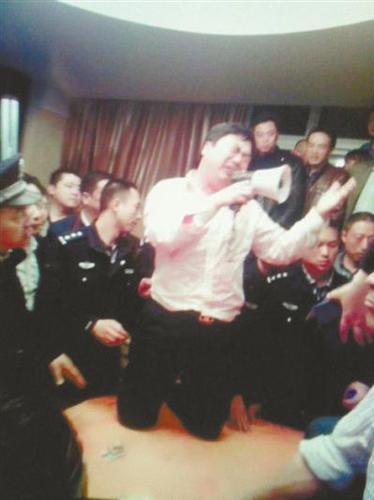 媒体：官员下跪都为啥？跪领导跪纪委跪大师…