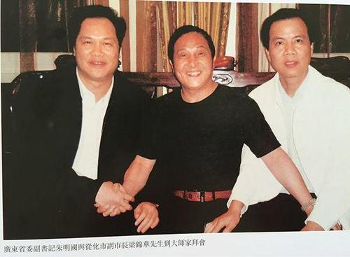 媒体：官员下跪都为啥？跪领导跪纪委跪大师…