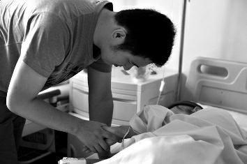 点击放大 女子患癌家人从未陪过床 网恋男友举债帮其治疗