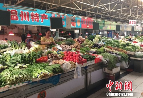 北京西城区某农贸市场内的蔬菜摊位。<a target='_blank' href='http://www.chinanews.com/' >中新网</a> 种卿 摄