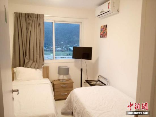 当地时间7月29日消息，巴西里约，奥运会开幕之日已经近在咫尺，部分来自世界各地的记者已经进驻媒体村?！按謇铩钡纳钇鹁影才拧⑸枋┤绾?，各国记者们又会在这里怎样度过未来近一个月的时间呢？带着这些问题，我们来到媒体村一探究竟。图为记者房间，除了两张床外，富余的空间并不多。 <a target='_blank' href='http://www.chinanews.com/'><p  align=
