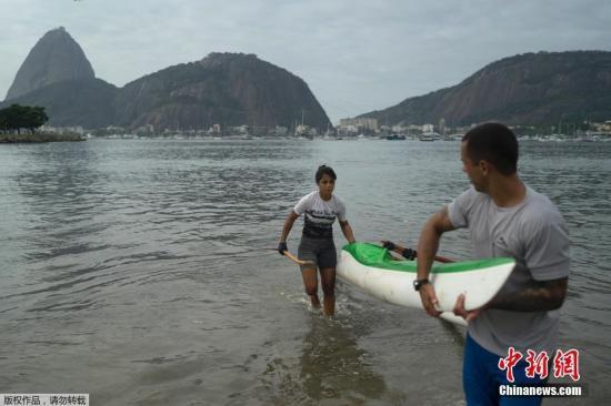 当地时间7月30日，20岁的Sarah Almeida de Freitas在巴西里约糖面包山和瓜纳巴拉湾附近的博塔弗戈沙滩训练。