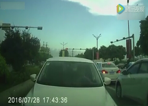 “路怒哥”火了！被追尾后掉头冲撞对方车辆