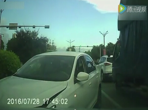 “路怒哥”火了！被追尾后掉头冲撞对方车辆
