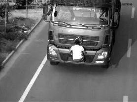 7月28日，男子双手扒在车牌前，这一幕被电子监控设备抓拍