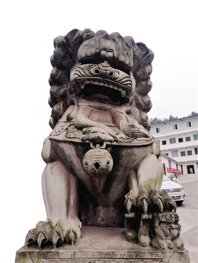 被偷走的石狮子又回来了，老板王先生对它们进行了加固处理