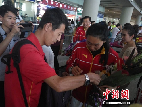 图为郝佳露在为粉丝签名。吕春荣 摄